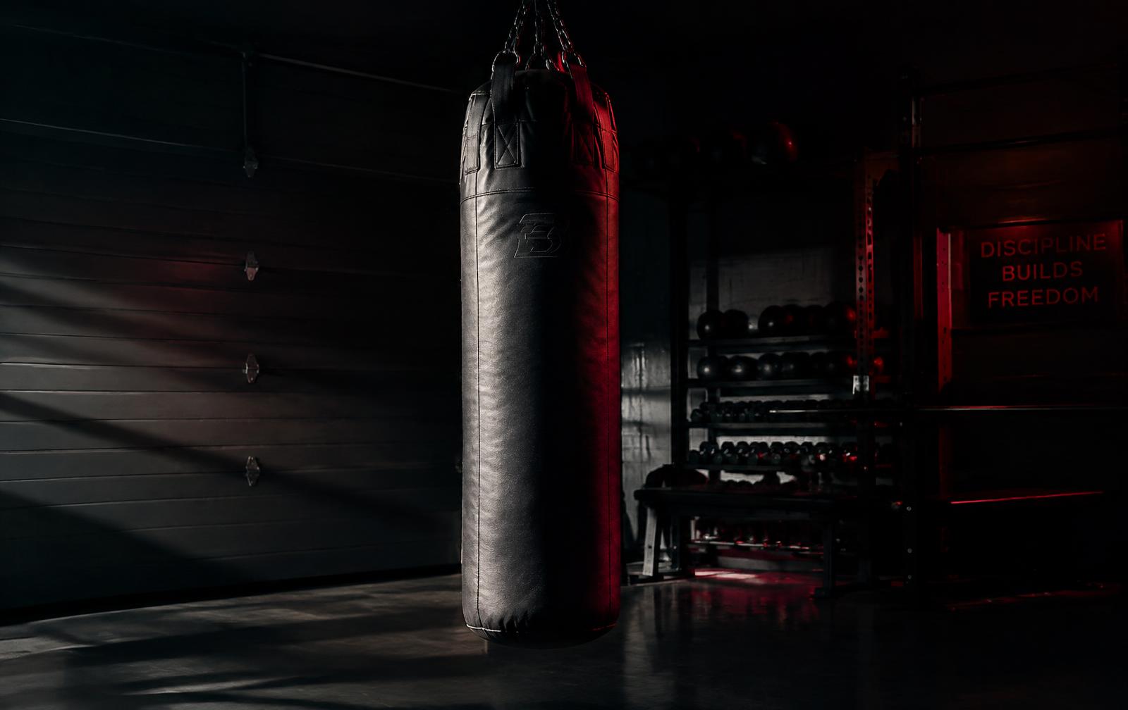 Sac de frappe dans un espace d’entraînement APEX COMBAT
